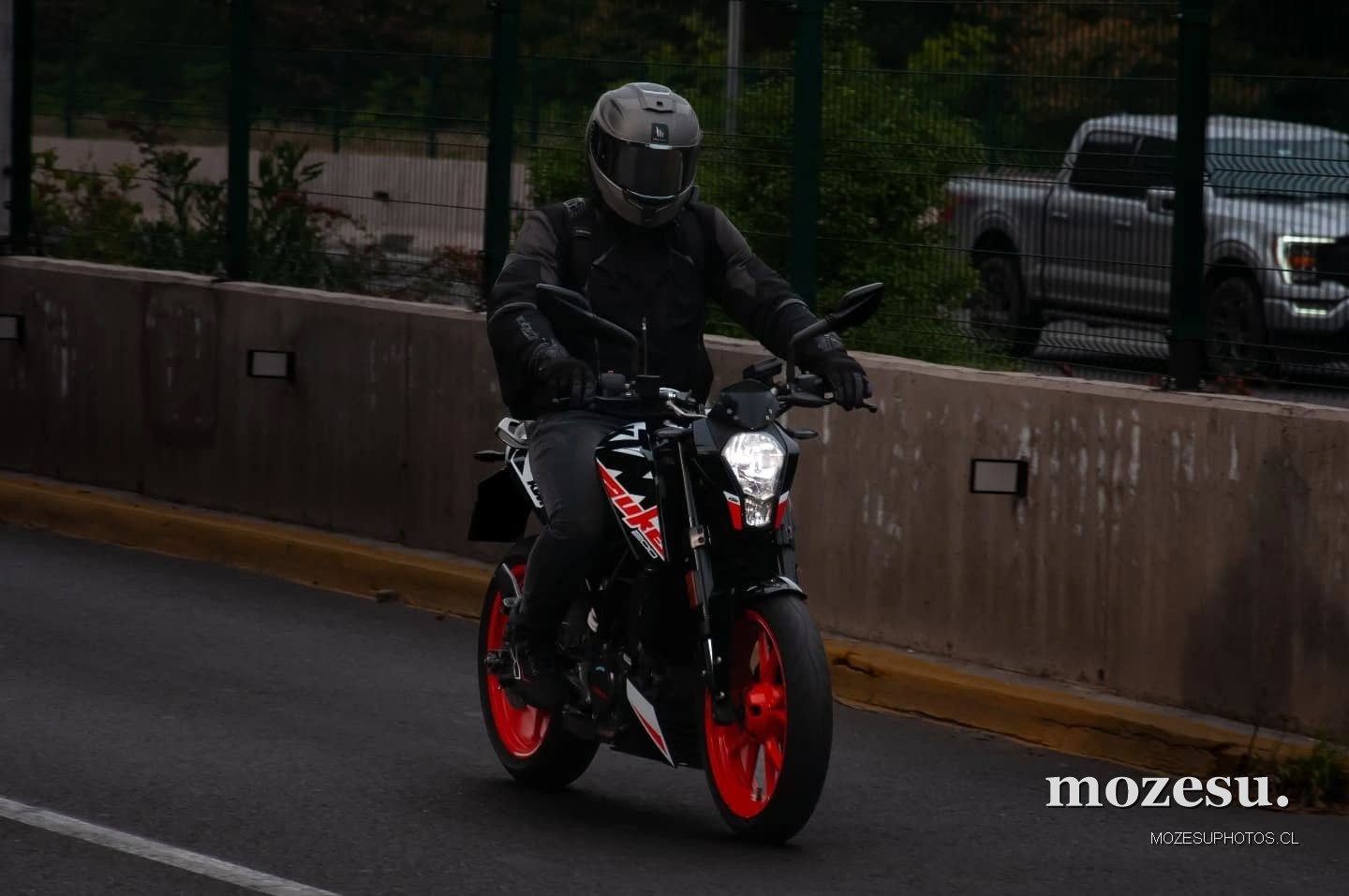 Motociclista en una vía urbana.