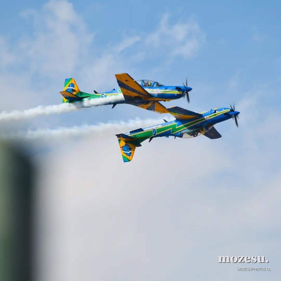 Dos aviones acrobáticos cruzándose en vuelo.