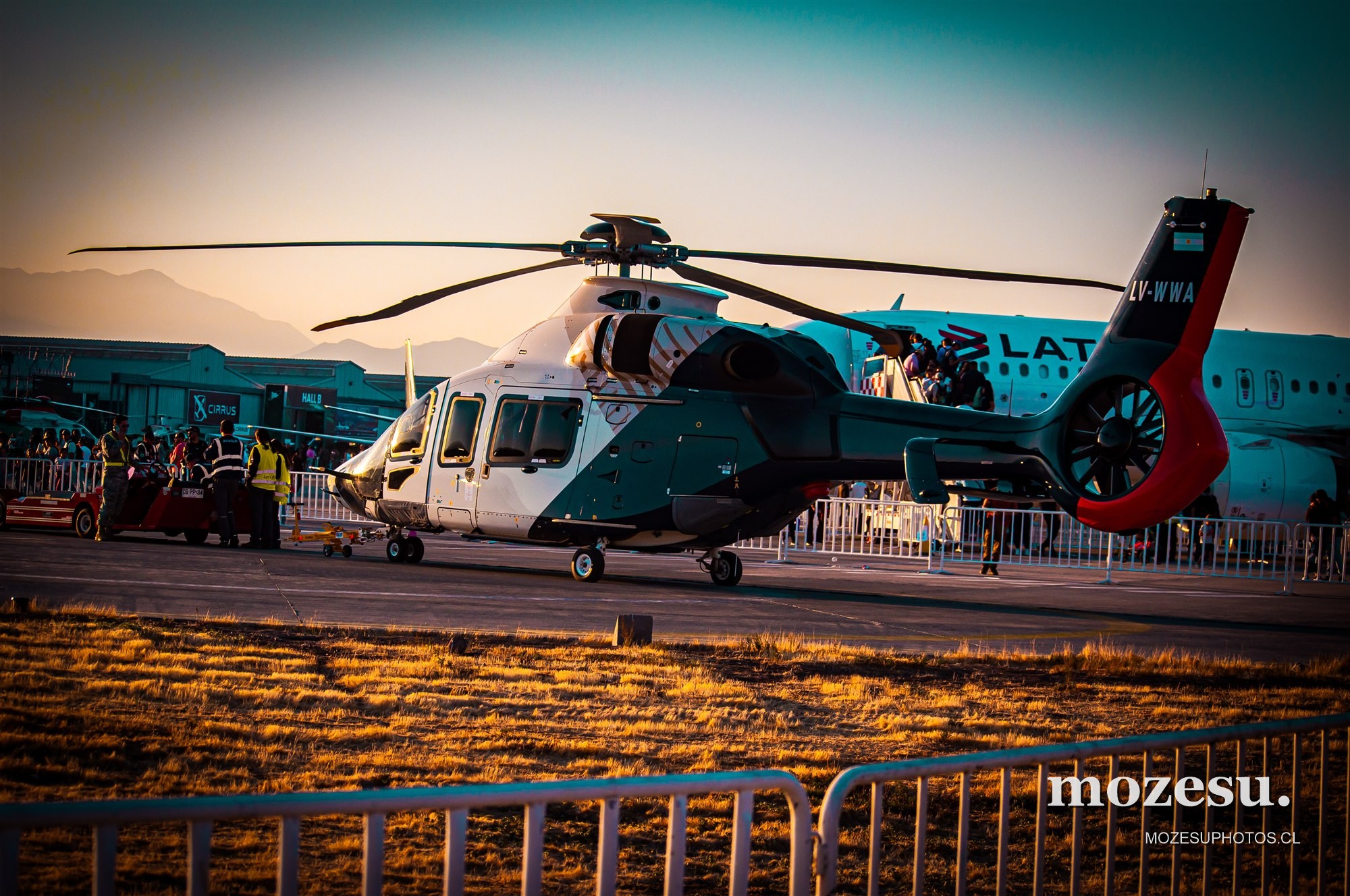 Helicóptero en exhibición con luz cálida.