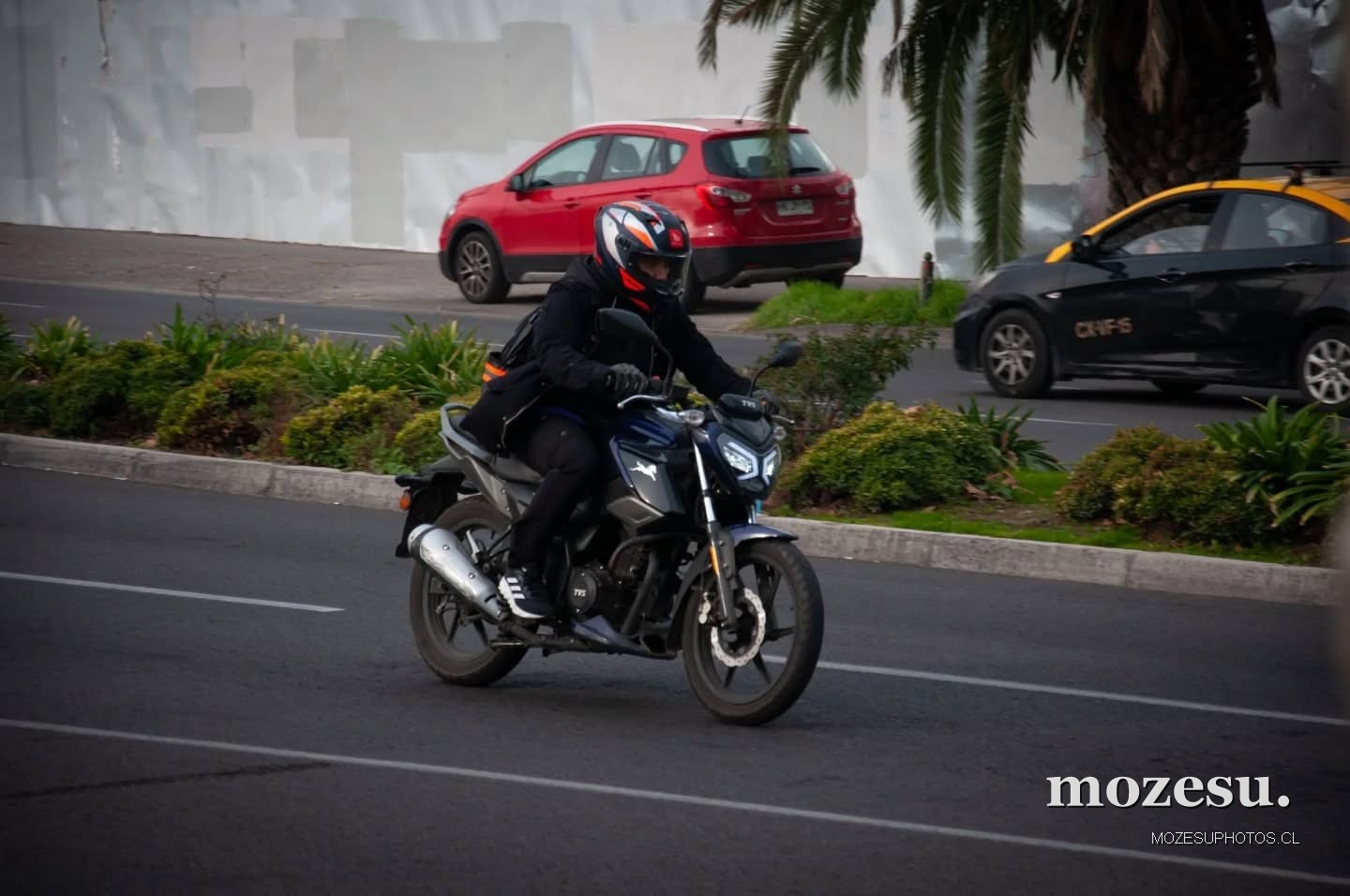 Motociclista en una vía urbana.
